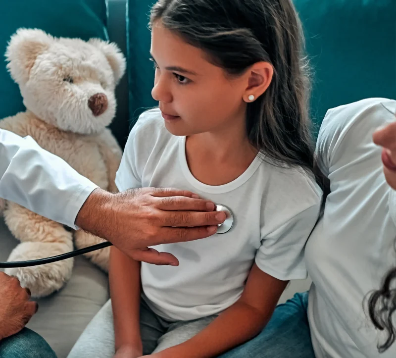 Niña con condición médica compleja siendo evaluada por médico en Germantown Pediatric Dental Center